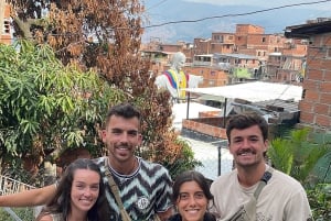 Medellín: Comuna 13 (Graffitour) Discover the Transformation