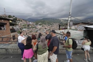 Medellín: Comuna 13 (Graffitour) Discover the Transformation
