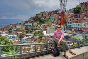 Medellin: Comuna 13 Graffiti Tour with Snacks Included