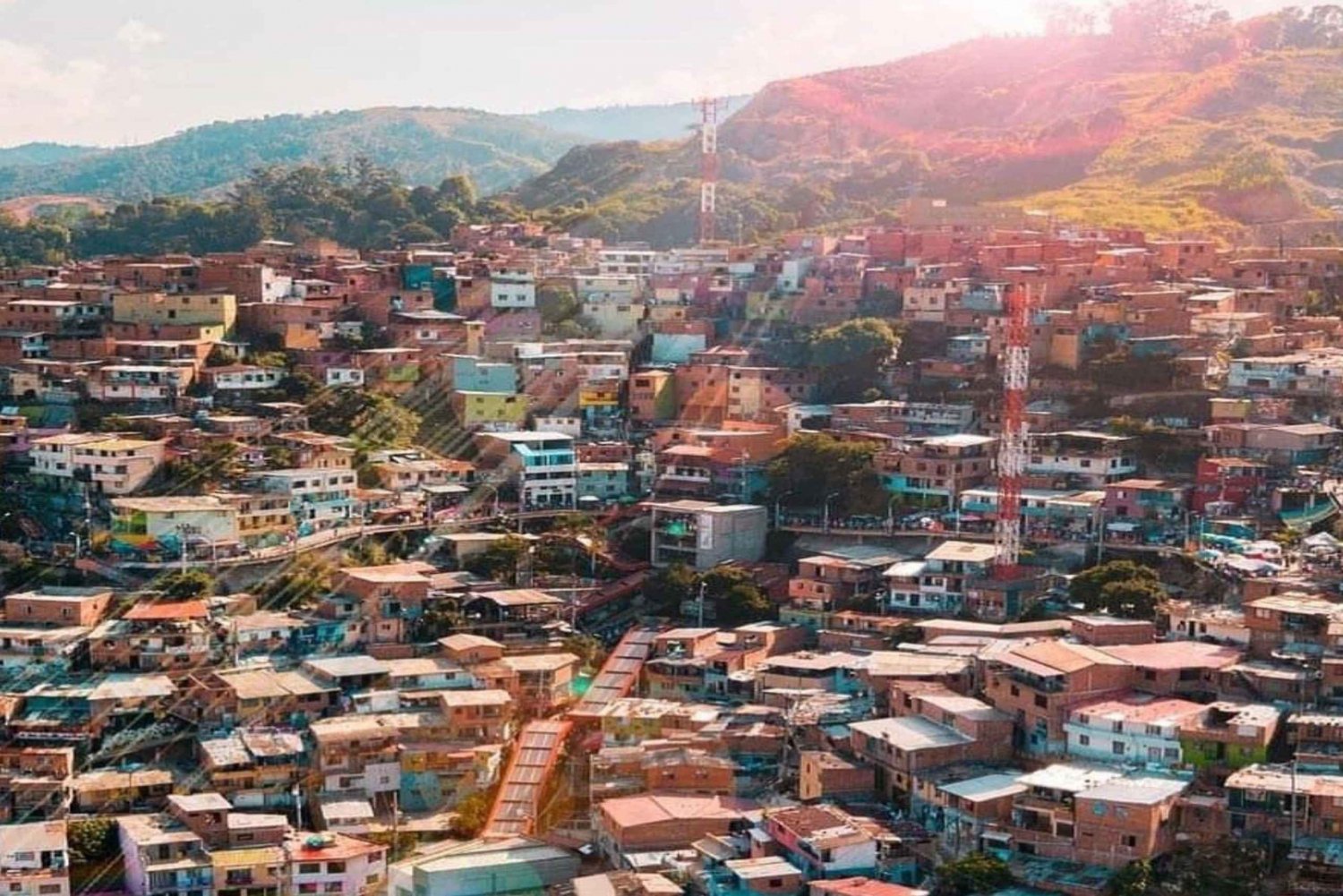Medellin: Comuna 13 Graffiti Tour Guided by locals