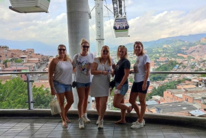 Medellin: Comuna 13 History & Graffiti Tour with Cable Car