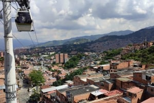 Medellin: Comuna 13 History & Graffiti Tour with Cable Car