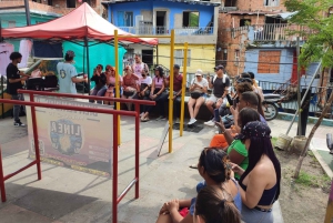 Medellin: Comuna 13 History & Graffiti Tour with Cable Car