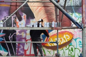 Medellin: Comuna 13 History & Graffiti Tour with Cable Car
