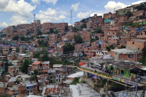 Medellin: Comuna 13 History & Graffiti Tour with Cable Car