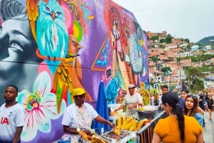 Medellin: Comuna 13 History & Graffiti Tour with Cable Car