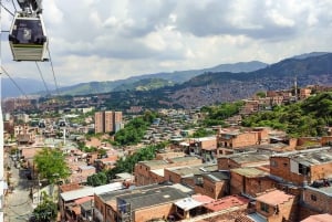 Medellin: Comuna 13 History & Graffiti Tour with Cable Car