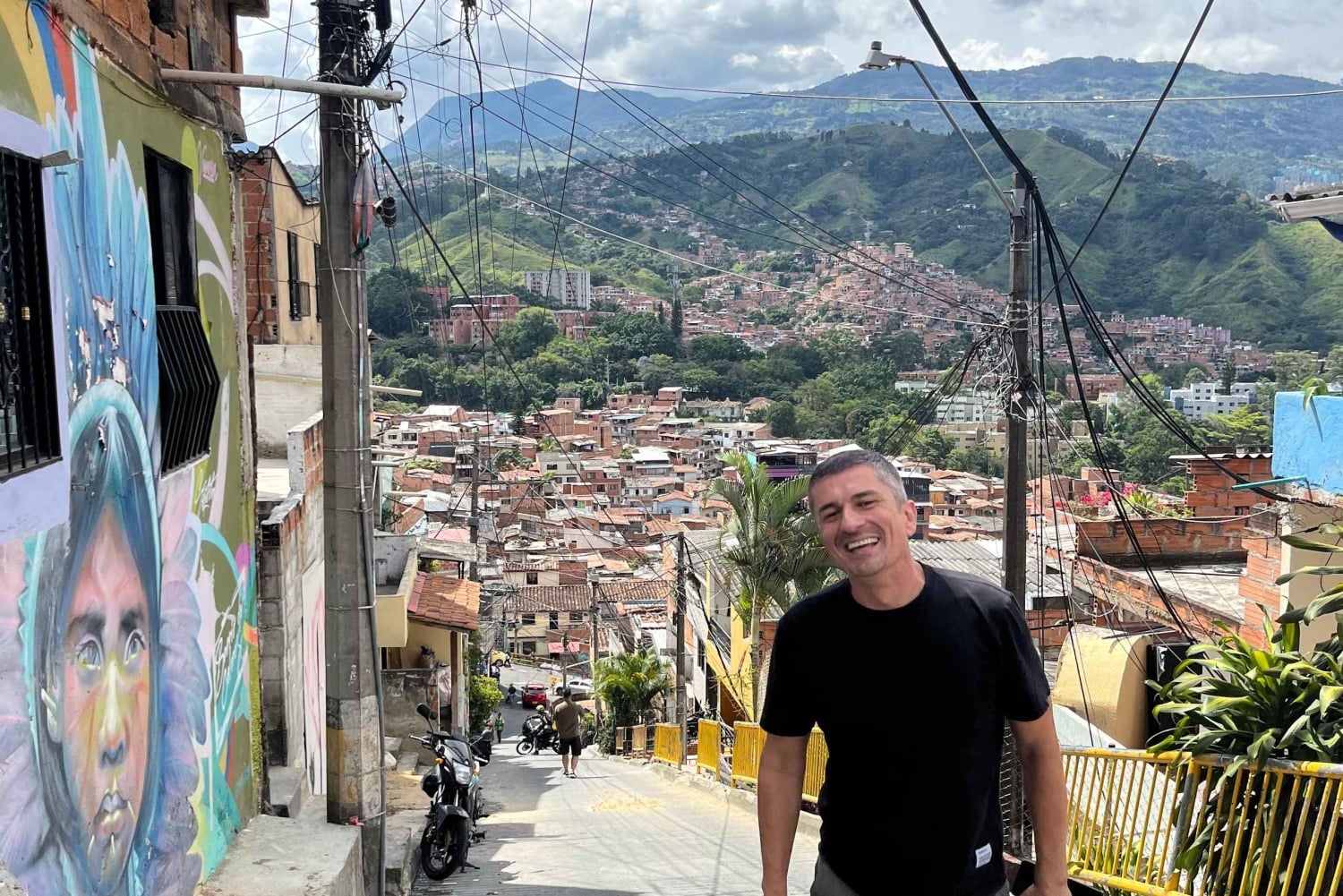 Medellín: Comuna 13-Tour mit Verkostung traditioneller Getränke