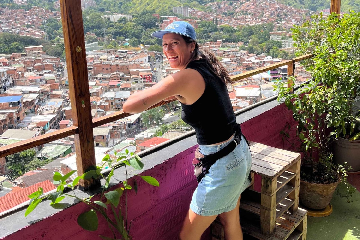 Medellín: Comuna 13-Tour mit Verkostung traditioneller Getränke