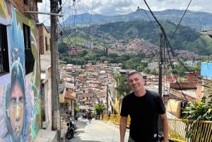 Medellín: Comuna 13 Tour with Ancestral Drink Tasting