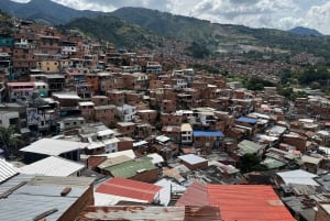 Medellín: Comuna 13 Tour with Ancestral Drink Tasting
