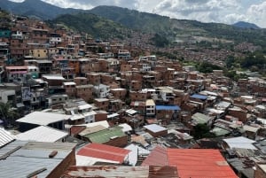 Medellín: Comuna 13-Tour mit Verkostung traditioneller Getränke