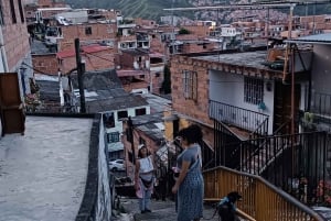 Medellín: Comuna 13-Tour mit Verkostung traditioneller Getränke