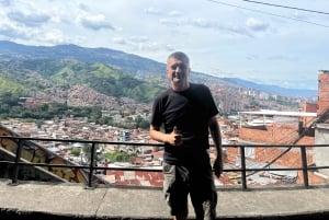 Medellín: Comuna 13-Tour mit Verkostung traditioneller Getränke