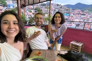 Medellín: Comuna 13-Tour mit Verkostung traditioneller Getränke