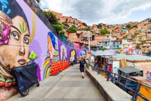 Medellín: Comuna 13 and Graffiti Walking Tour with Snacks