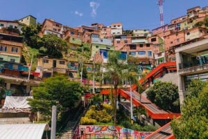 Medellín: Comuna 13 and Graffiti Walking Tour with Snacks