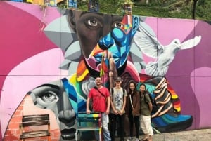 Medellín: Comuna 13 and Graffiti Walking Tour with Snacks