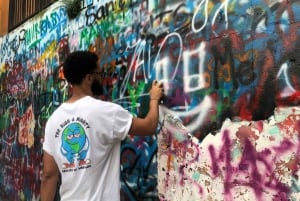 Medellín: Recorrido por la Comuna 13 con pintura en aerosol y helado