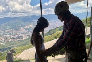 Medellín: Excursión Privada de un Día en Tirolina y Cascada