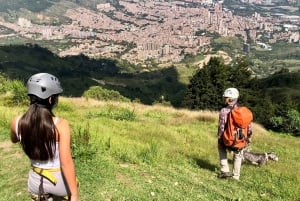 Medellín: Excursión Privada de un Día en Tirolina y Cascada