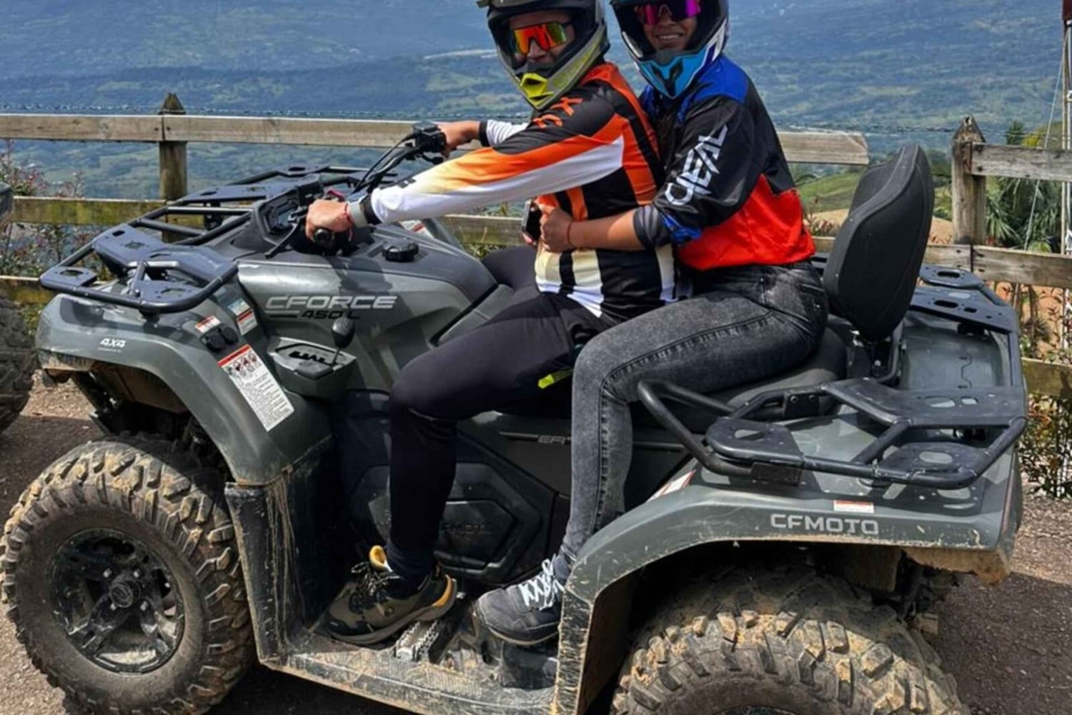 Медельин: глэмпинг на внедорожнике