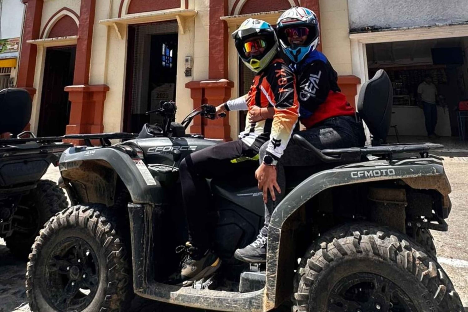 Медельин: глэмпинг на внедорожнике