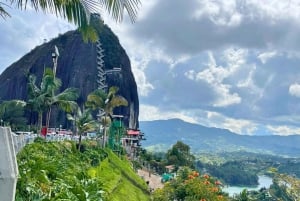 Medellín: Excursión de un día a Guatape y la Roca del Peñol con paseo en barco