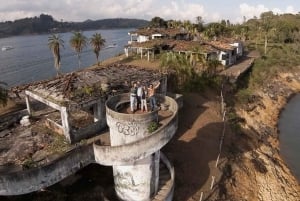 Medellín: Excursión de un día a Guatapé y visita en barco a la finca de Pablo Escobar