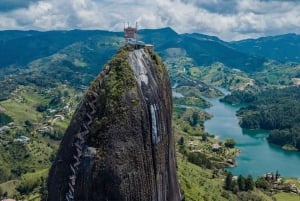 Medellín: excursión privada de un día a Guatapé, El Peñol y taller de arte