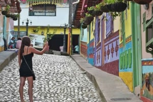 Medellín: excursión privada de un día a Guatapé, El Peñol y taller de arte