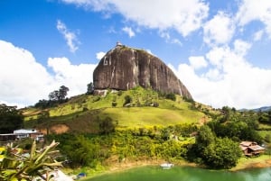Medellín: excursión privada de un día a Guatapé, El Peñol y taller de arte
