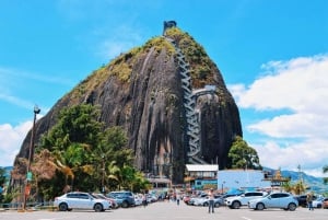 Medellín: Guatapé Tour, Almuerzo, Crucero y Piedra del Peñol