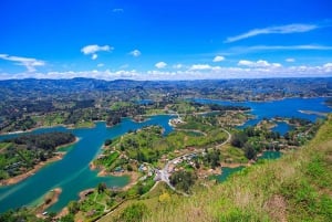 Medellín: Guatapé Tour, Almuerzo, Crucero y Piedra del Peñol