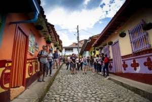 Medellín: Guatapé Tour, Almuerzo, Crucero y Piedra del Peñol