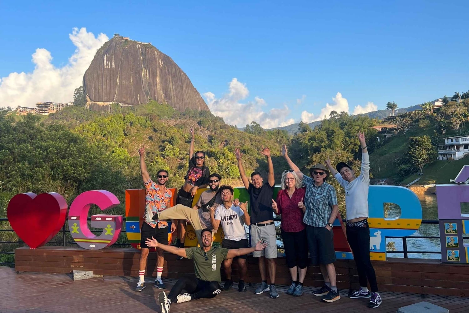 Medellin: Guatapé Tour met Penol Rock Ticket & Boottocht