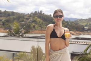 Medellin: Guatapé Tour met Penol Rock Ticket & Boottocht