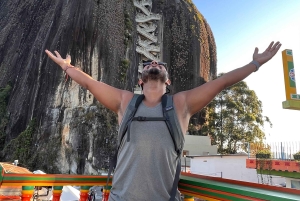 Medellin: Guatapé Tour met Penol Rock Ticket & Boottocht