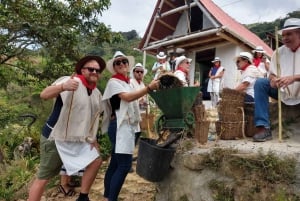Medellín: Guatape Village and Coffee Tour