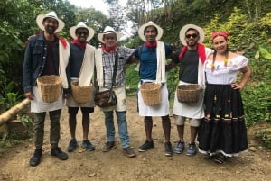 Medellín: pueblo de Guatape con degustación de café y frutas