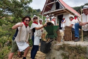 Medellín: pueblo de Guatape con degustación de café y frutas