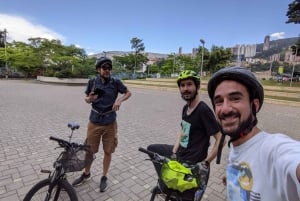 Medellín: Guided City Bike Tour