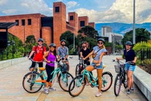 Medellín: Guided City Bike Tour