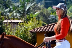 Medellin: Guided Tour on Horseback in Nature