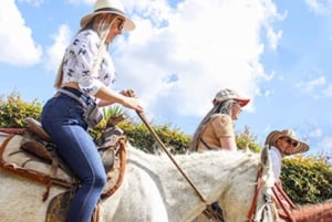 Medellín: Tour guiado a caballo por la naturaleza