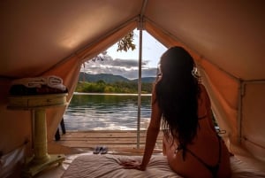 Medellin: Guided Tour to Guatape & 1-Night Lakeside Glamping