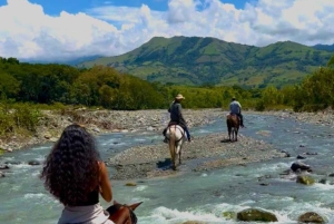 Medellín: Horseback Riding, Glamping, & Finca 360° view Stay