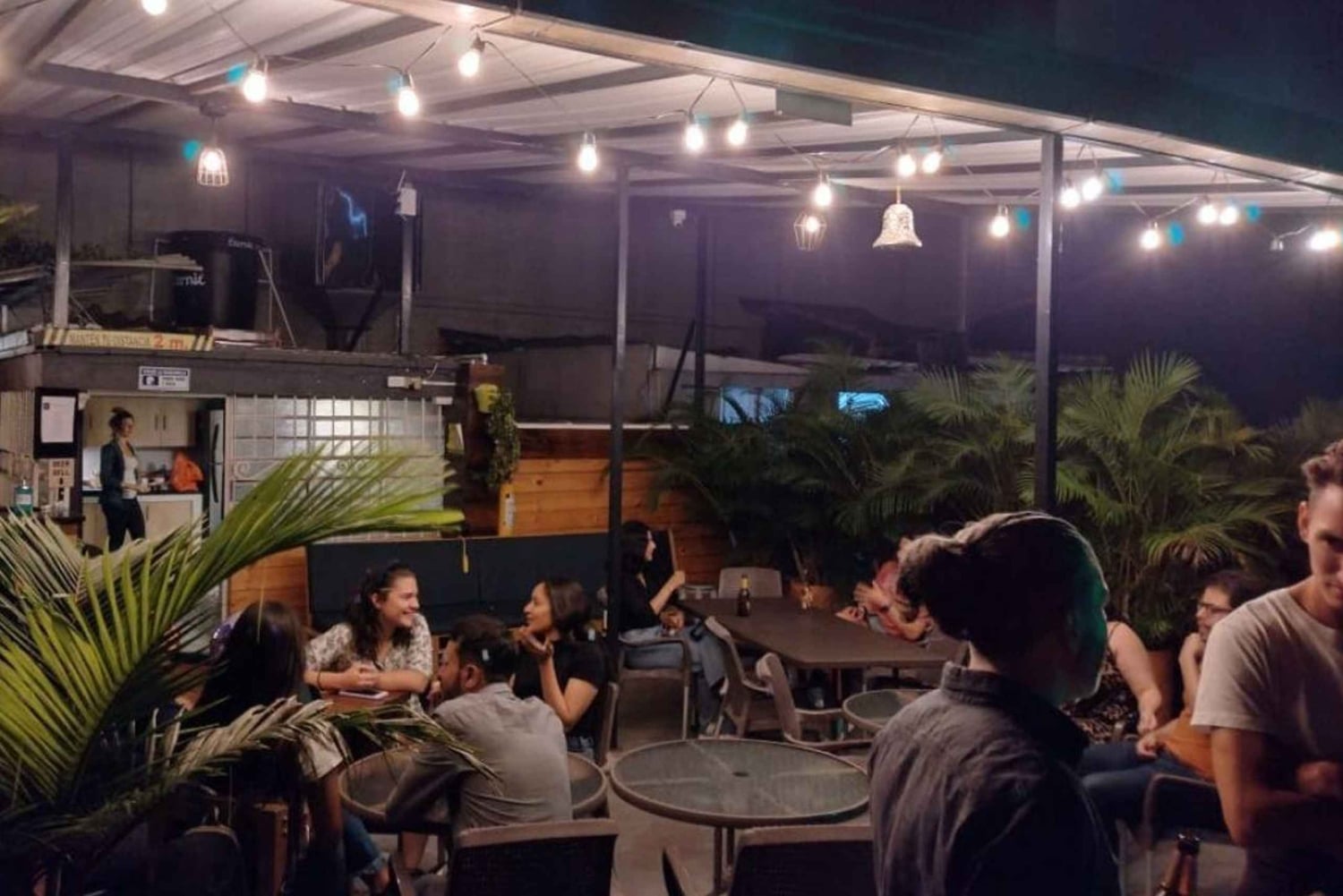 Medellín: tour noturno em Laureles com cultura local, bebida e entrada