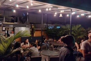Medellín: tour noturno em Laureles com cultura local, bebida e entrada