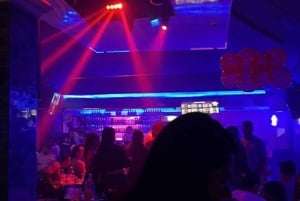 Medellín: tour noturno em Laureles com cultura local, bebida e entrada